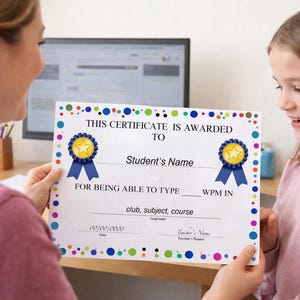 Puede incluir: Un certificado con un borde colorido es sostenido por dos personas. El certificado tiene el texto "THIS CERTIFICATE IS AWARDED TO Student's Name FOR BEING ABLE TO TYPE WPM IN". También tiene dos cintas azules con estrellas doradas.