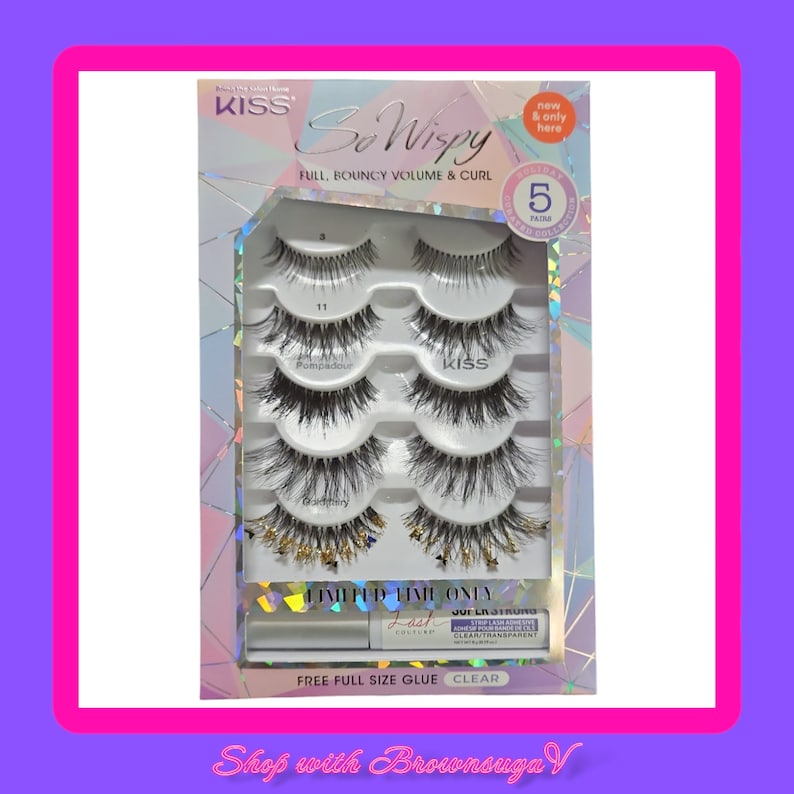Peut inclure: Un paquet de faux cils KISS So Wispy. L'emballage comprend cinq paires de cils, de la colle &agrave; cils et pr&eacute;sente le texte "FULL, BOUNCY VOLUME & CURL". L'emballage est argent&eacute; et blanc avec des accents roses. Le texte "LIMITED TIME ONLY" est &eacute;galement visible.