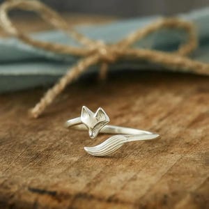 Pierścionek z lisem ze srebra próby 925: regulowany, otwarty, owijany