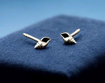 Orecchini a bottone in argento sterling con conchiglia: gioielli costieri