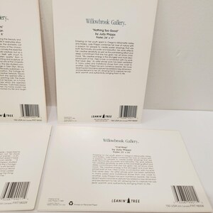 Op de afbeelding: Een witte keramische mok met een zwart handvat en de tekst "But First, Coffee" in een vetgedrukte, zwarte letter. De mok staat tegen een neutrale achtergrond, wat het eenvoudige ontwerp benadrukt.
