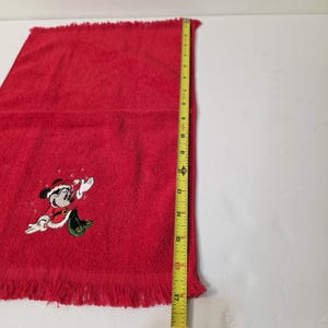 Puede incluir: Juego de tres tazas de cer&aacute;mica con acabado mate moteado. Las tazas son de color crema, gris claro y gris oscuro. Cada taza tiene un dise&ntilde;o simple y minimalista, ideal para caf&eacute; o t&eacute;.