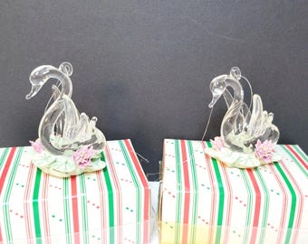 Dos cisnes de cristal antiguos de 1991 sobre pedestal floral, adornos navideños