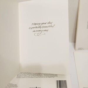 Op de afbeelding: Een witte keramische mok met een zwart handvat en de tekst "But First, Coffee" in een zwarte, vette letter. De mok staat op een wit oppervlak.