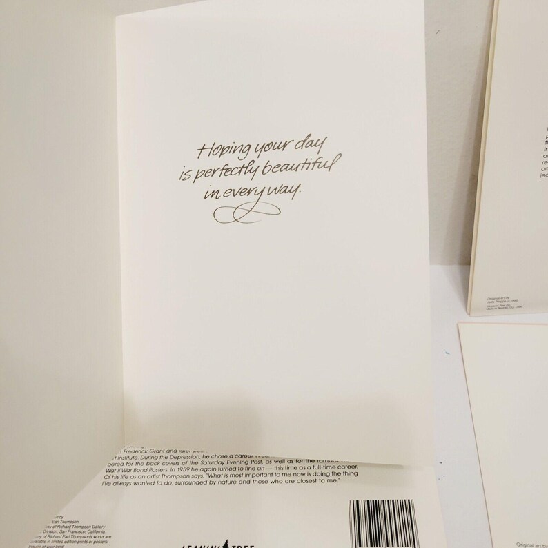 Op de afbeelding: Een witte keramische mok met een zwart handvat en de tekst "But First, Coffee" in een zwarte, vette letter. De mok staat op een wit oppervlak.