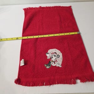 Puede incluir: Un juego de tres tazas de cer&aacute;mica con un esmalte moteado de color crema. Cada taza presenta un dise&ntilde;o pintado a mano diferente: una hoja azul y verde, una flor amarilla y una baya roja. Las tazas tienen una forma simple y redondeada.