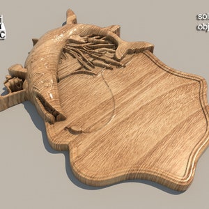 Könnte beinhalten: Helle Holzplakette mit geschnitztem Fischdesign. Die Plakette hat eine schildartige Form mit einer detaillierten Fischschnitzerei oben. Die Worte "solid object" sind sichtbar. Wahrscheinlich mit CNC-Technologie hergestellt.