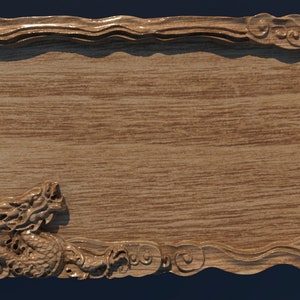 Op de afbeelding: Een houten plaquette met een gesneden lijst met een drakenontwerp. De lijst is gemaakt van ingewikkelde swirls en wolken. De plaquette is een massief object.