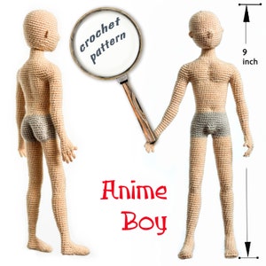 Puede incluir: Patrón de crochet para un muñeco de anime de niño. El muñeco es beige y gris y mide 23 cm de alto. El patrón está disponible para descargar.