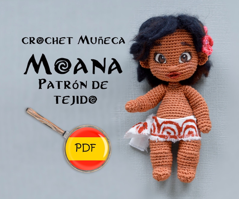 K&ouml;nnte beinhalten: H&auml;kelanleitung f&uuml;r eine Moana-Puppe. Die Anleitung ist auf Spanisch und beinhaltet einen PDF-Download. Die Puppe ist braun mit schwarzen Haaren und tr&auml;gt einen wei&szlig;en und roten Rock.