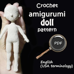 Könnte beinhalten: Häkelanleitung für eine Amigurumi-Puppe im PDF-Format. Die Anleitung ist in englischer Sprache mit amerikanischer Terminologie verfasst. Das Bild zeigt eine weiße Häkelpuppe.