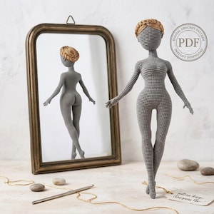 Può includere: Una bambola grigia all'uncinetto con un'acconciatura dorata è in piedi davanti a uno specchio. La bambola è in posa con le braccia tese. Lo specchio riflette la schiena della bambola. L'immagine include il testo "DIGITAL CROCHET PATTERN PDF INSTANT DOWNLOAD".