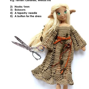 K&ouml;nnte beinhalten: Eine handgefertigte H&auml;kelpuppe mit langen blonden Haaren und gr&uuml;nen Augen, die ein braunes Kleid tr&auml;gt. Das Bild enth&auml;lt eine Schere und eine Liste von Materialien: F&auml;den, H&auml;kelnadeln, eine Gobelinnadel und einen Knopf. Der Text unten lautet: https://www.etsy.com/shop/PaprikaCrochetToy.