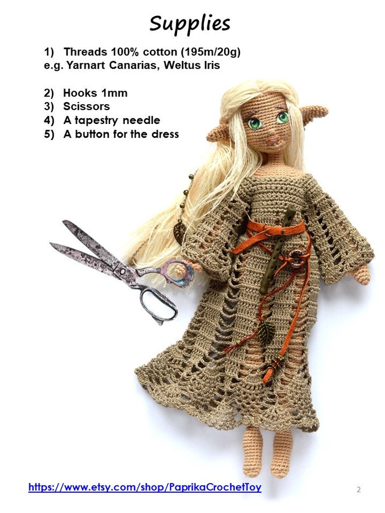 K&ouml;nnte beinhalten: Eine handgefertigte H&auml;kelpuppe mit langen blonden Haaren und gr&uuml;nen Augen, die ein braunes Kleid tr&auml;gt. Das Bild enth&auml;lt eine Schere und eine Liste von Materialien: F&auml;den, H&auml;kelnadeln, eine Gobelinnadel und einen Knopf. Der Text unten lautet: https://www.etsy.com/shop/PaprikaCrochetToy.