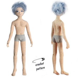 Puede incluir: Patrón de crochet para una muñeca de color carne con cabello azul. La muñeca está de pie con los brazos a los lados y lleva pantalones cortos grises. La muñeca se muestra de frente y de espalda.