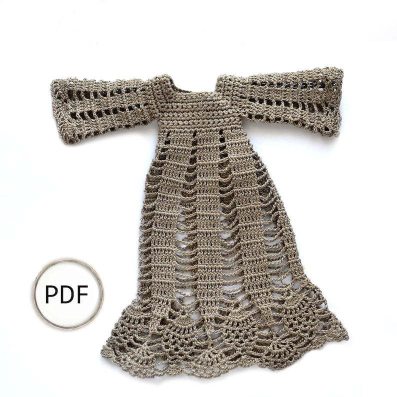K&ouml;nnte beinhalten: Beige geh&auml;keltes Kleid mit offenem Gewebe, langen &Auml;rmeln und ausgestelltem Rock. Das Kleid hat ein zartes, durchbrochenes Muster. Das Bild enth&auml;lt ein "PDF"-Symbol, das auf ein digitales Muster hindeutet. Das Kleid ist wahrscheinlich aus feinem Garn gefertigt.