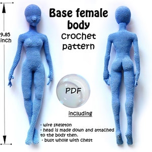 Op de afbeelding: Een lichtblauw gehaakt poppenlichaam, ongeveer 25 cm hoog, weergegeven in voor- en achteraanzicht. De afbeelding bevat de tekst "Base female body crochet pattern" en "PDF".