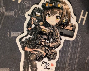 Può includere: Un adesivo fustellato raffigurante un personaggio in stile anime in tenuta tattica, con un'arma. Il personaggio ha i capelli castani e gli occhi gialli. L'adesivo presenta il testo "P90. chan?" nell'angolo in basso a destra.