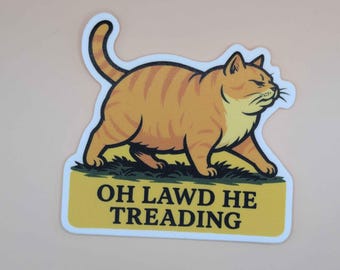 Può includere: Un adesivo raffigurante un gatto tabby arancione con contorni neri, che cammina sull'erba. Il gatto ha un'espressione scontrosa. Sotto il gatto c'è un rettangolo giallo con la scritta nera "OH LAWD HE TREADING".