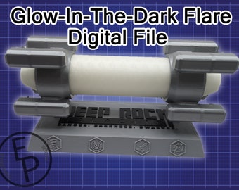 Può includere: Un modello stampato in 3D grigio di una torcia che brilla al buio, con un cilindro bianco al centro. Il modello è su una base con il testo "JEEP ROCK GALACTIC" e le parole "DANGER, DARKNESS, SWAVES."