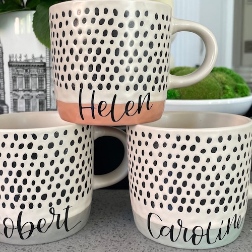 Mug épais personnalisé : motif à pois noirs, nom en vinyle
