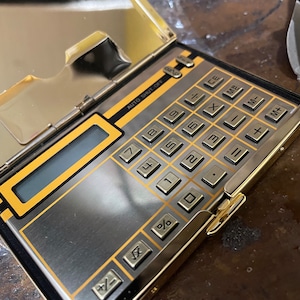 Calculadora y tarjetero