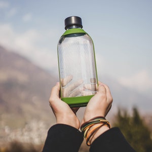 Flache Glasflasche "Einzigartigkeit" - 550ml Flasche aus Glas - Feinsam