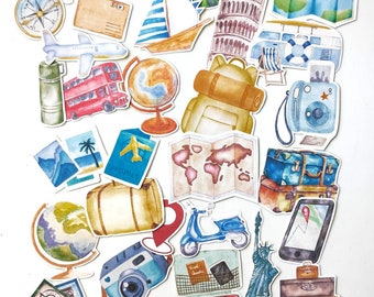 Op de afbeelding: Een verzameling aquarel stickers met reis-thema illustraties. De stickers bevatten een wereldbol, een koffer, een paspoort, een camera, een vliegtuig, een boot, een kaart, een scooter, een rugzak, een kompas, een hoed, een bus, een toren en een Vrijheidsbeeld.