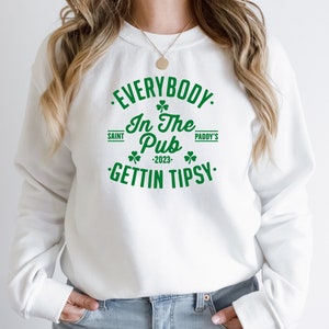 Everybody In The Pub Getting Tipsy Sweatshirt, St Patrick's Day Sweatshirt, Irish Pub Sweatshirt, Saint Paddy's Sweat, St. Patricks Day Gift