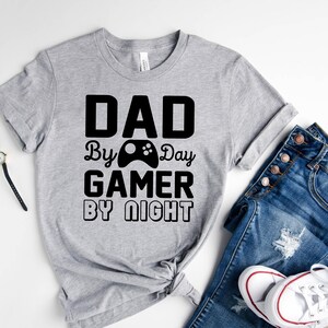 Dad By Day Gamer By Night T-Shirt - Funny Daddy Gamer - Dad Level Unlocked Gamer Shirt - Retro Gaming Gift T- shirt - Father&#39;s Day Gift