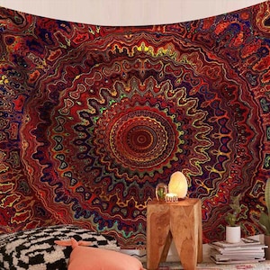 Peut inclure: Une grande tapisserie vibrante avec un motif de mandala. La tapisserie présente un motif complexe dans des tons de rouge, orange, jaune et bleu. Le motif central est un motif circulaire avec des détails complexes, créant une esthétique psychédélique et bohème.