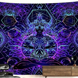 Puede incluir: Un tapiz rectangular con una ilustración de neón de una figura meditando, formas geométricas y diseños florales. La obra de arte utiliza azules, morados y rosas sobre un fondo oscuro. Ideal para la decoración de paredes.