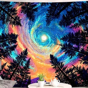 Könnte beinhalten: Ein lebendiger Wandteppich mit einer farbenfrohen Darstellung eines sternenklaren Nachthimmels mit einem wirbelnden Galaxiemotiv. Silhouetten von Kiefern umrahmen die himmlische Szene, wobei Blautöne, Orange und Lila das Kunstwerk dominieren. Der Wandteppich ist für die Wanddekoration konzipiert.