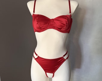 Dessous-Set mit offenem Schritt: Roter Satin-BH, Micro-Tanga, Strumpfhalter