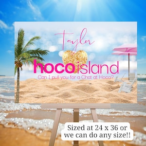 Puede incluir: Un letrero sobre un caballete con un fondo de escena de playa. El letrero tiene el texto "Taylor" en cursiva, un corazón dorado con purpurina y las palabras "hoco island" en rosa. Debajo dice "Can I pull you for a Chat at Hoco?" El letrero mide 61 x 91 cm o cualquier tamaño.
