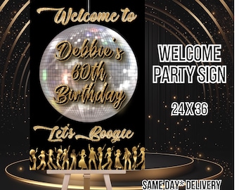 Könnte beinhalten: Schwarzes Willkommensschild mit goldenem Text und einer Discokugel-Grafik. Auf dem Schild steht "Welcome to Debbie's 60th Birthday" und "Let's Boogie". Das Schild ist 61 x 91 cm groß.