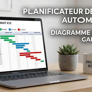 Può includere: Un portatile mostra un diagramma di Gantt intitolato "LANCEMENT DU PRODUIT XYZ" con barre di avanzamento verdi, blu e rosse. Accanto al portatile si trovano una tazza bianca con la scritta "PROJECT BOSS", una piccola succulenta e un portapenne.