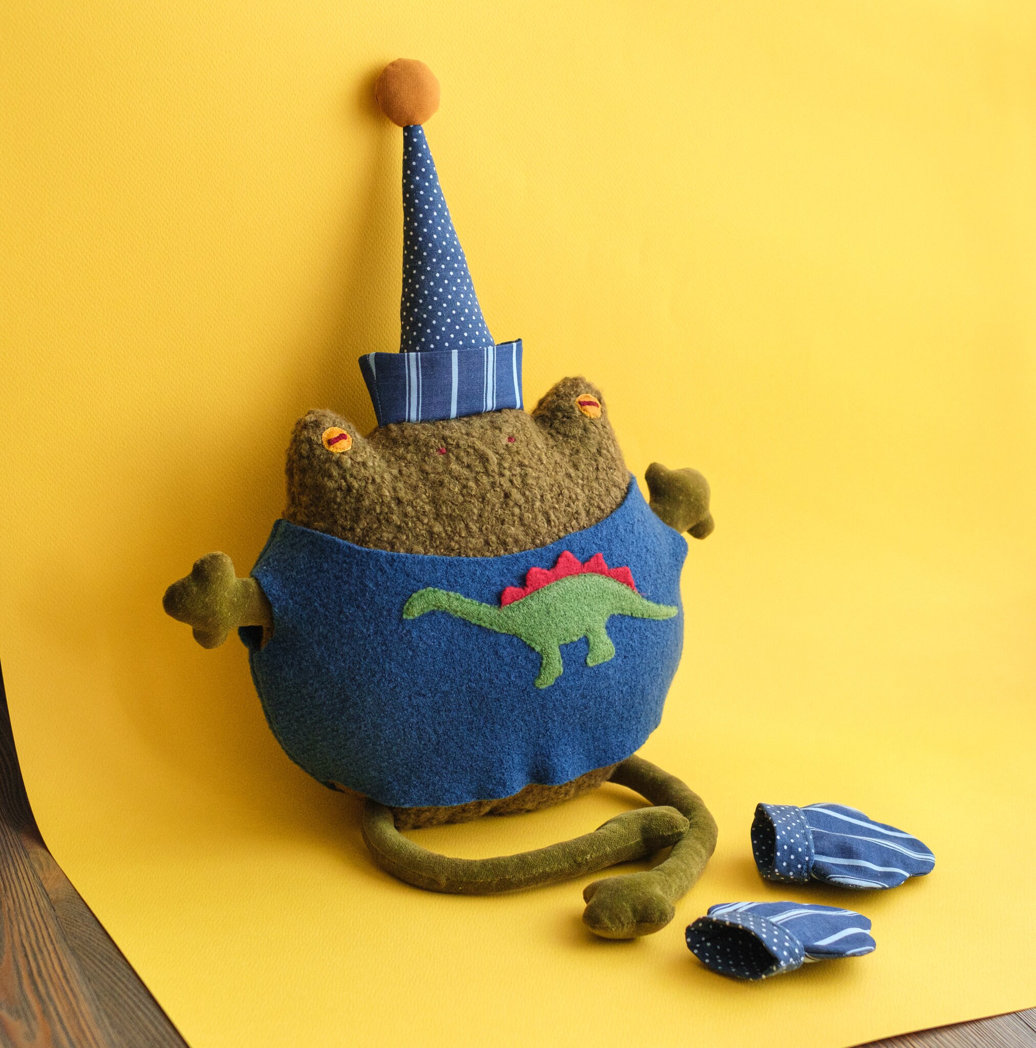 Cuddle Frog Big Cuddling Frog Cute Stuffed Animal Toy, Vintage Modern Minimalistic ...
