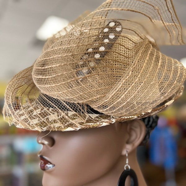 Chapeau couronne africaine/chapeau d'église africain/chapeau de printemps ou d'été/chapeau de cauris/chapeau marron clair/cadeaux pour elle/chapeau afrocentrique