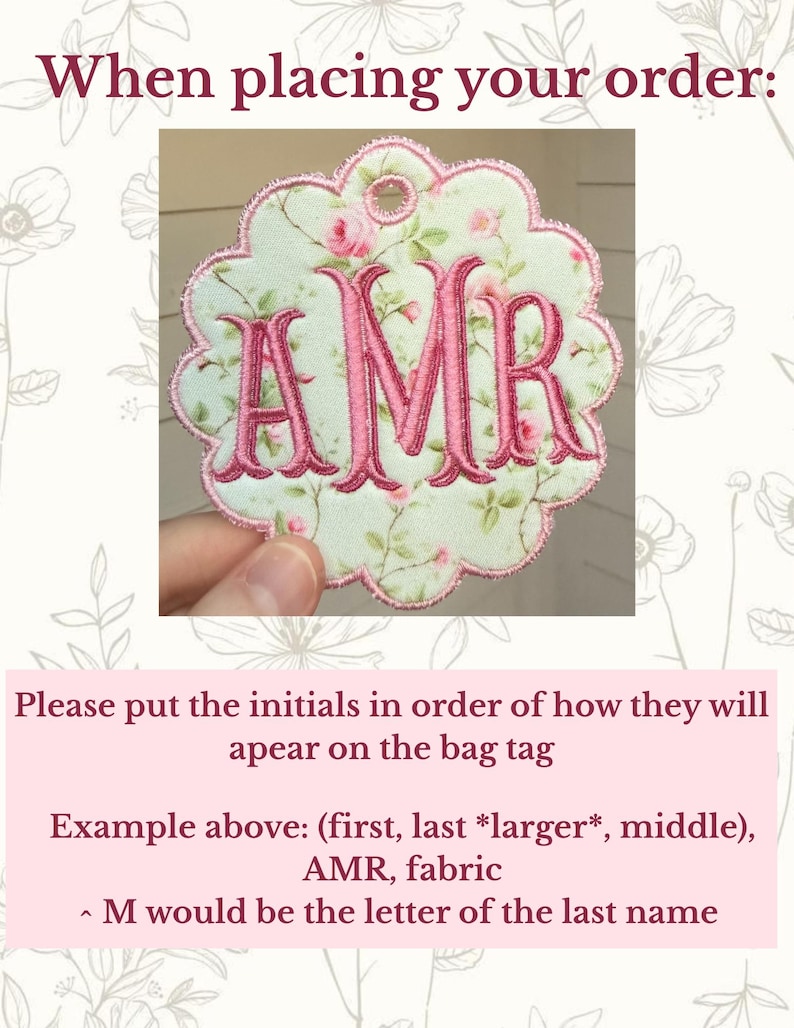 Op de afbeelding: Een cirkelvormig stoffen taslabel met een geschulpte rand, een lichtgroene achtergrond en een roze bloemenpatroon. Het label is geborduurd met de roze initialen AMR in een groot lettertype. De tekst op de afbeelding luidt: When placing your order: Please put the initials in order of how they will apear on the bag tag Example above: (first, last *larger*, middle), AMR, fabric ^ M would be the letter of the last name.