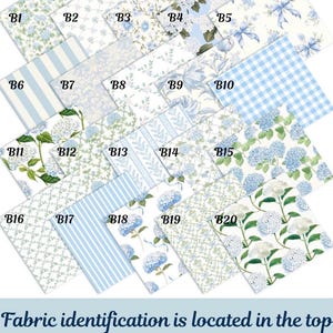 Op de afbeelding: Een collectie van twintig stofstalen gelabeld B1 tot en met B20, met diverse blauw-witte patronen waaronder bloemenprints, gingham, strepen en botanische ontwerpen. De tekst onderaan luidt: Fabric identification is located in the top left corner of the fabric! Please use this exact identification when ordering!