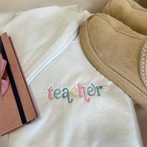 Felpa girocollo in cotone ricamato minimalista: pullover unisex per tutti i giorni
