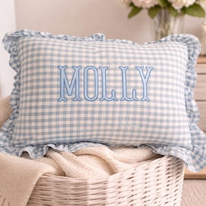 Cojín personalizado con monograma de cuadros vichy – Decoración personalizada para el hogar con volantes