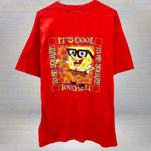 Camiseta vintage de Bob Esponja, camiseta gráfica roja con el logo de Cool to Be Square, de los años 2000, estilo Nickelodeon, divertida camiseta de nerds de dibujos animados, estilo Y2K, XL, unisex.