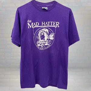 Camiseta de pub del Sombrerero Loco de los 80 - Alicia en el País de las Maravillas, camiseta retro morada, camiseta clásica de destino, talla grande