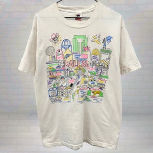 Camiseta vintage de Dallas, Texas, con mapa turístico de los 90, dibujo animado colorido, recuerdo urbano retro, ropa urbana de viaje Y2K, talla grande