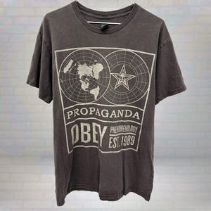 Vintage OBEYPropaganda Made in USA T-Shirt - Schwarzes Streetwear T-Shirt, Politische Kunst Skater-Stil, Retro 90er Jahre Urban Fashion Top Größe Medium