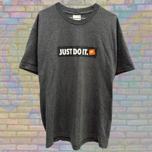 Vintage Y2K Nike Just Do It-graphic T-shirt, houtskoolgrijs T-shirt, klassieke Nike sportkleding, retro atletisch shirt, heren-streetwear