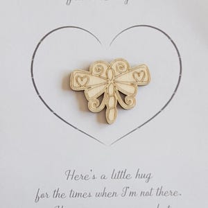 Hug in Ihrer Tasche Schmetterling Ornament Geschenkanhänger. Wird in Unifarbenem Naturholz geliefert Nicht lackiert