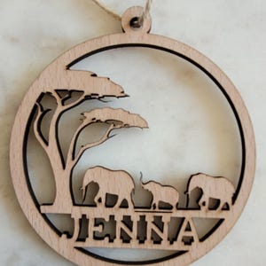 Personalisierte afrikanische Safari Thema Ornament Geschenkanhänger. Wird in Unifarbenem Naturholz geliefert Nicht lackiert